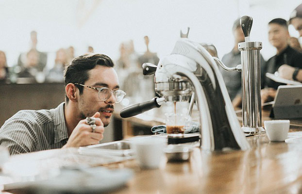 Barista an einer Siebträger-Espressomaschine